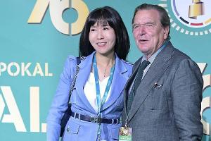 Alt-Bundeskanzler Gerhard Schröder und Ehefrau Kim So-yeon beim 76. DFB-Pokalfinale in Berlin