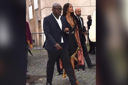 Naomi Campbell mit Edward Enninful von der britischen Vogue auf dem Weg zur 