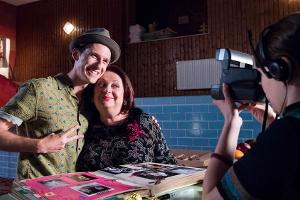 "Größer als im Fernsehen": Nico Hölter (Dennis Schigiol), Ingerborg Klopp (Martina Eitner-Acheampong) und Lisa Denker (Janin...