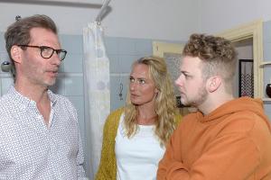"GZSZ": Maren und Jonas (r.) können sich Alexanders merkwürdiges Verhalten nicht erklären