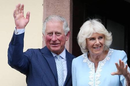 Prinz Charles und Herzogin Camilla grüßen vom Balkon des Leipziger Rathauses