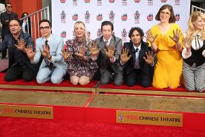 Der "TBBT"-Cast zeigt seine Hände: Johnny Galecki (v.l.), Jim Parsons, Kaley Cuoco, Simon Helberg, Kunal Nayyar, Mayim Biali...