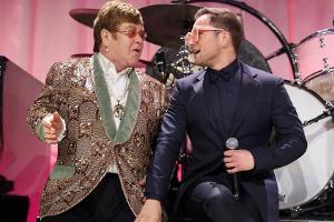 Elton John (l.) hat dafür gesorgt, dass Taron Egerton in "Rocketman" auch wirklich all die Dinge tun darf, die in seinem ech...