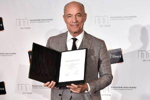 Heiner Lauterbach mit seiner Berufungsurkunde in Berlin