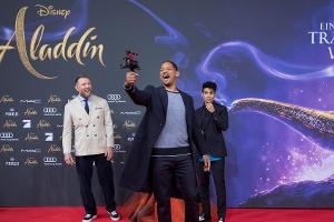 Will Smith (vorne) hat sichtlich Spaß auf dem roten Teppich, Regisseur Guy Ritchie (l.) lacht fröhlich, während Mena Massoud...