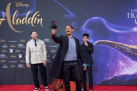 Will Smith (vorne) hat sichtlich Spaß auf dem roten Teppich, Regisseur Guy Ritchie (l.) lacht fröhlich, während Mena Massoud...