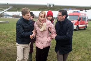 "Rote Rosen": Margret (M.) gelingt es zur Erleichterung aller, das Flugzeug doch noch sicher zurück auf den Boden zu bringen