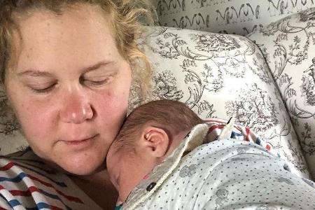 Amy Schumer hat als frischgebackene Mutter alle Hände voll zu tun