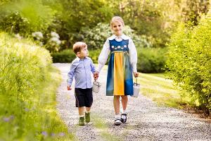 Oscar und Estelle - zur Feier des Tages in den schwedischen Nationalfarben - Hand in Hand