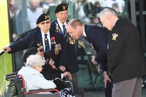 Prinz William (r.) im Gespräch mit Veteranen