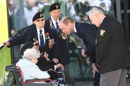 Prinz William (r.) im Gespräch mit Veteranen