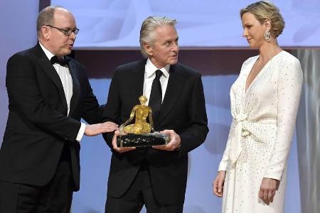 Albert II. (l.) und Fürstin Charlène von Monaco haben Michael Douglas den Golden Nymph Award überreicht