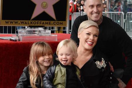 Pink und ihre Familie bei der Einweihung ihres Sterns auf dem Hollywood Walk of Fame Anfang dieses Jahres (v.l.): Willow, Ja...