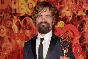 Hier hält Peter Dinklage nur einen von seinen drei Emmy-Awards in der Hand