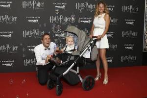 Peer Kusmagk und Janni Hönscheid gehen in ihrer Rolle als Eltern voll auf