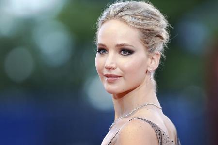 Schauspielerin Jennifer Lawrence strahlt auf dem roten Teppich - und ihre Haut gleich mit