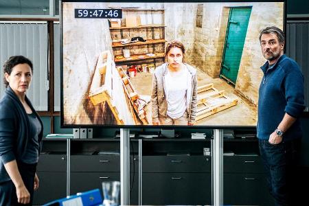 Bei der Suche nach Martina (Tabea Buser, auf dem Bildschirm) rennt den Ermittlern Liz Ritschard (Delia Mayer) und Reto Flück...