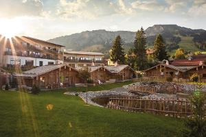 Sonne, grüne Wiesen und Bergblick in die Allgäuer Alpen