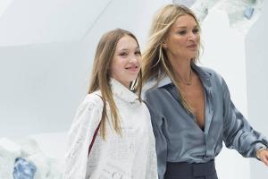 Kate Moss und ihre Tochter Lila Grace Hand in Hand bei der Dior-Show in Paris