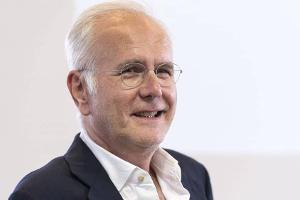 Harald Schmidt vermutet, dass ZDF nicht glücklich mit Jan Böhmermann sei