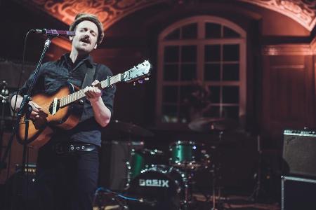 Sang vor bewaffnetem Publikum: Singer-Songwriter Moritz Ecker