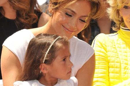 2013 hielt Jennifer Lopez sie noch fest im Arm, mittlerweile ist Tochter Emme ein Teenie mit Starqualitäten