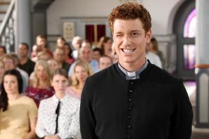 Daniel Donskoy als falscher Pfarrer in "Sankt Maik"