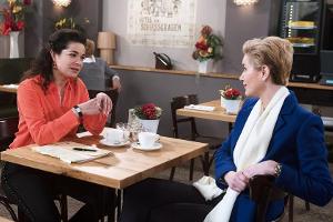 "Rote Rosen": Simone (Dorothea Schenck, r.) droht Anne (Caroline Kiesewetter) mit Rufmord
