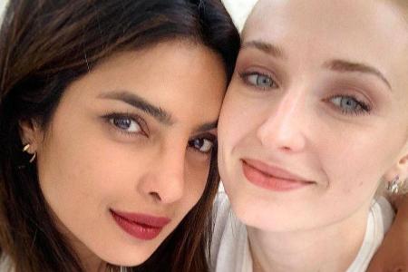 Priyanka Chopra (li.) und Sophie Turner genießen die Sonne in Paris