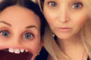 Lisa Kudrow (r.) und Courteney Cox haben Sinn für Humor