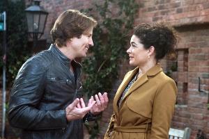 "Rote Rosen": Anne (Caroline Kiesewetter, r.) wird aus dem Konzept gebracht, als Ben (Hakim Michael Meziani, l.) ihre gewohn...