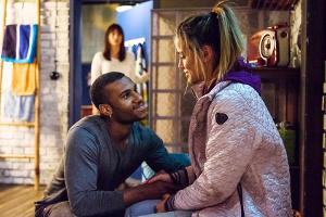 Michelle (Franziska Benz, hinten) beobachtet in "Alles was zählt" angespannt einen nahen Moment zwischen Moritz (Tijan Nije)...