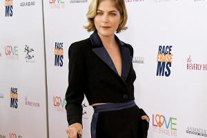 Bisher stützte sich MS-Patientin Selma Blair auf einen Gehstock