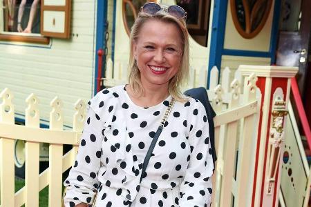 Nova Meierhenrich strahlt in einem Punkte-Kleid