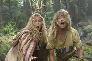 "Mädelstrip": Emily (Amy Schumer, l.) und ihre Mutter Linda (Goldie Hawn) in der Wildnis
