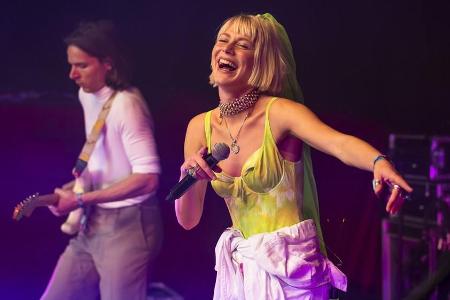 Frauenpower: Alli Neumann bei ihrer Performance auf der Waldbühne des Puls Open Air