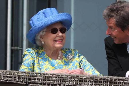 Queen Elizabeth II. beim Epsom Derby