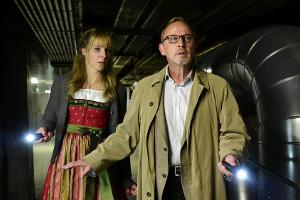 "München Mord: Die ganze Stadt ein Depp": Angelika Flierl (Bernadette Heerwagen) und Ludwig Schaller (Alexander Held) im Kel...