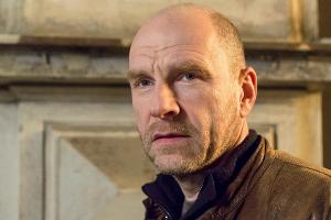 "Wolfsland: Tief im Wald": Butsch (Götz Schubert) misstraut Björn Delbrück, dem Exmann seiner Kollegin Viola.