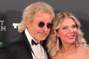Thomas Gottschalk mit Sonnenbrille und Freundin Karina Mroß in München