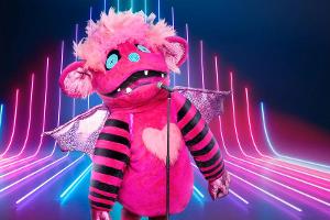 Welcher Promi versteckt sich wohl unter diesem quietschbunten Kostüm?