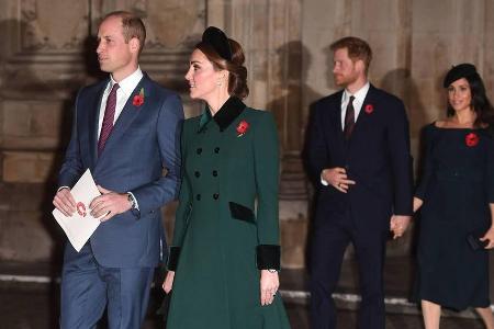Prinz William mit Herzogin Kate und Prinz Harry mit Herzogin Meghan beim Remembrance-Gottesdienst vor einem Jahr