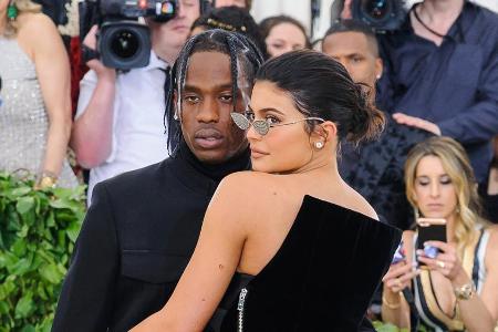 Travis Scott und Kylie Jenner Arm in Arm