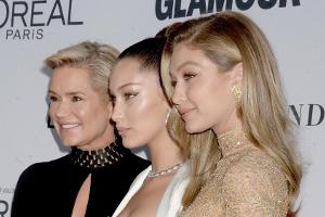 Yolanda Hadid (l.) mit ihren Töchtern Bella und Gigi (r.) bei einer Preisverleihung in Brooklyn