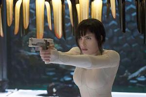 "Ghost in the Shell": Major (Scarlett Johansson) weiß sich zu wehren