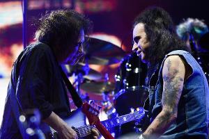 Simon Gallup (re.) und Bandkollege Robert Smith bei einem Auftritt im Juli 2019 in Serbien