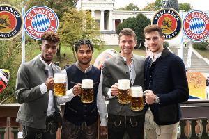 Die Bayern auf dem Oktoberfest! Hier zu sehen: Kingsley Coman, Serge Gnabry, Thomas Müller und Leon Goretzka (v.l.)
