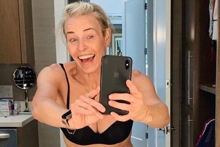 Chelsea Handler unterstützt halb nackt die Krebsforschung