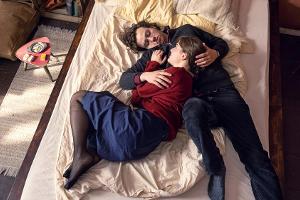 Anna (Lea Freund) verliebt sich in Philipp (Tim Bülow), der in Ostberlin lebt