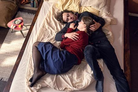 Anna (Lea Freund) verliebt sich in Philipp (Tim Bülow), der in Ostberlin lebt